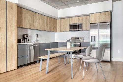Downtown 1BR w Pool Gym WD nr Staples Center LAX-546 in Los Angeles, USA
