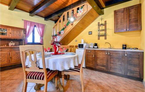 virtuve, Stunning Home In Adamovec With Sauna in Jesenovec