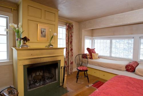 Queen Suite with Fireplace