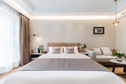 Deluxe King Room image 8