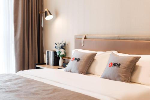 Deluxe King Room image 4