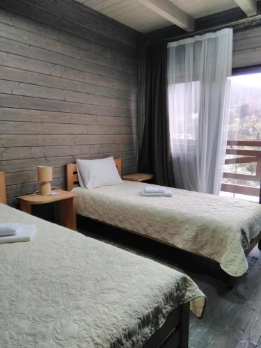 2 twin beds