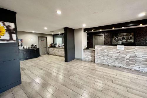 Super 8 by Wyndham Sealy - image 9