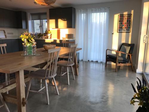 Exterior view, High Cogges Farm Holiday Cottages in South Leigh