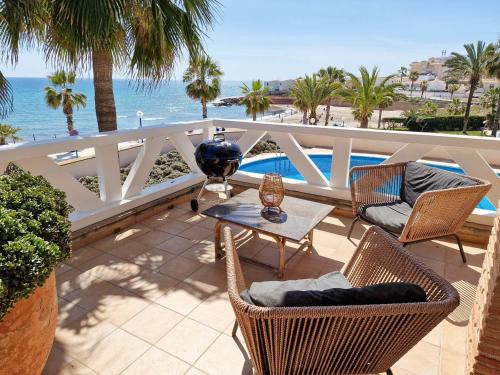 Frontline Beach Villa Playa Flamenca