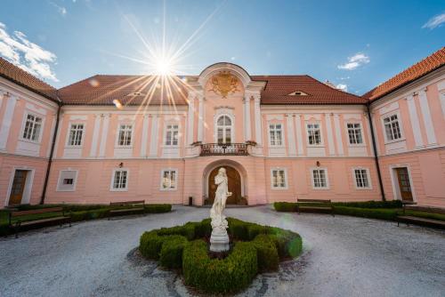 . Zamek Hradek u Susice