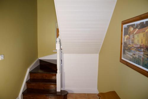 Dingle Courtyard Cottages 2 Bed (Sleeps 4) - image 9
