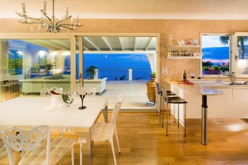 設施, Belvilla by OYO Villa with panoramic sea view pool in 萊托揚尼