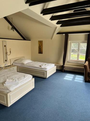 2 twin beds, 1 sofa bed
