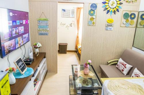 Happy Hans Place in Trees Residences, Манила