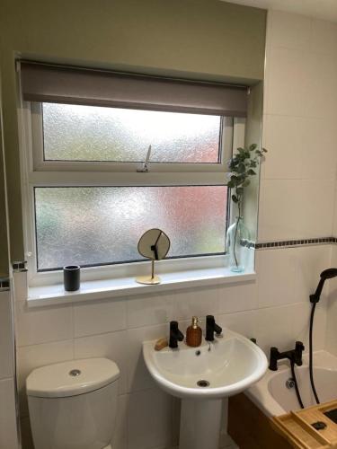 Koupelna, Modern cosy home sleeps 6 with parking nr Preston in Chorley
