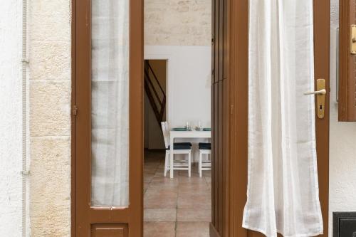Cozy Historic Home by Wonderful Italy - Tap to explore photos
