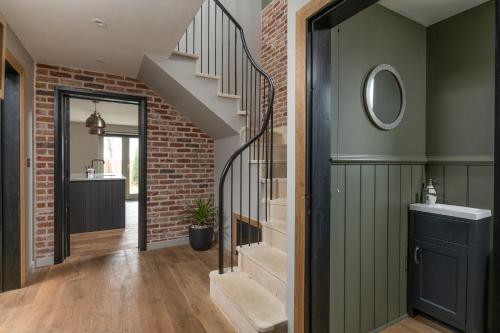 Entree, Designer Cotswold post house with external sauna in Didmarton