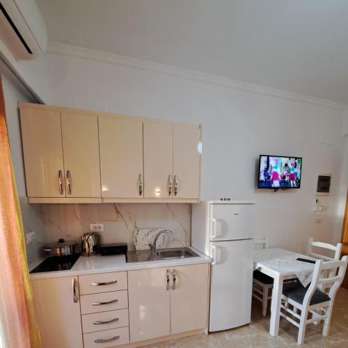 Triple Room with Balcony image 6