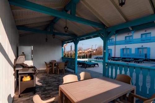 ระเบียง/ชานเรือน, Vila Mavis-cazare cu piscina incalzita 1 mai-30 sept in มาห์มูเดีย