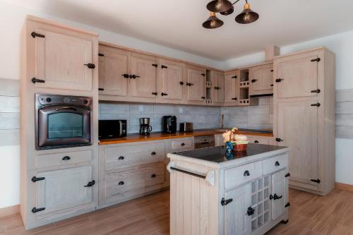 Vila Mavis-cazare cu piscina incalzita 1 mai-30 sept in มาห์มูเดีย