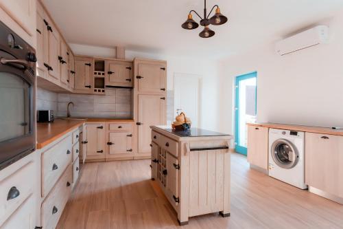 Vila Mavis-cazare cu piscina incalzita 1 mai-30 sept in มาห์มูเดีย