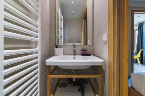 MIKKA CLOS MIKKA CLOS