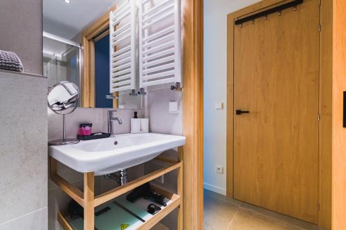 MIKKA CLOS MIKKA CLOS