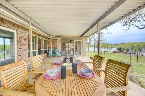 Mineola Lake House w/ Dock & Fire Pit! in Mineola (TX)