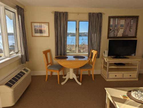 Riverfront 2nd floor with balcony Sheepscot Harbour Vacation Club Studio #210 - image 4