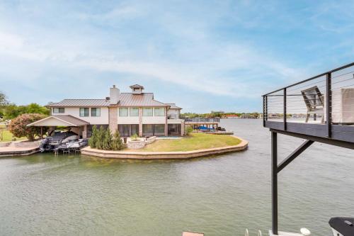 Waterfront Home with Dock on Lake Lyndon B Johnson! in ฮอร์สชู เบย์ (เท็กซัส)