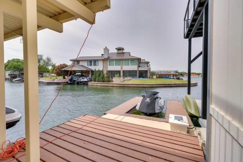 Waterfront Home with Dock on Lake Lyndon B Johnson! in ฮอร์สชู เบย์ (เท็กซัส)