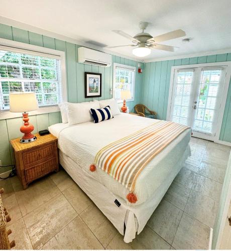 Deluxe King Room image 7