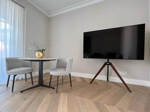 Apartment with Balcony room in Luxury Home / 2-Raum-Apartment an der Frauenkirche