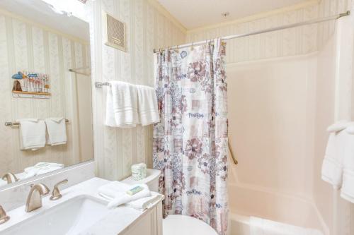 Condo with Pool and Beach Access 1 Mi to Pier! - image 3