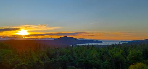 Ocean and mountain view rooms - Nanoose Bay