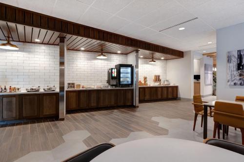 Fairfield Inn & Suites by Marriott Minneapolis Downtown - image 11