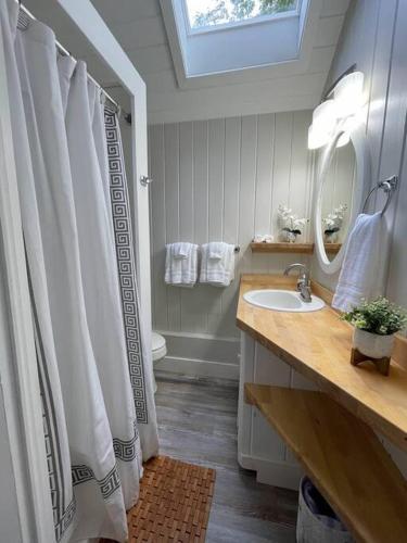 Spacious 1 Bedroom Cottage Close to Everything 3