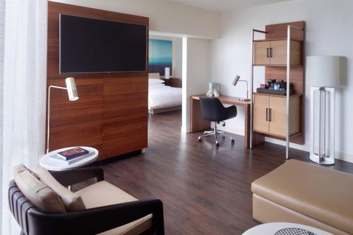 Executive Suite, Concierge lounge access, 1 King, Sofa bed