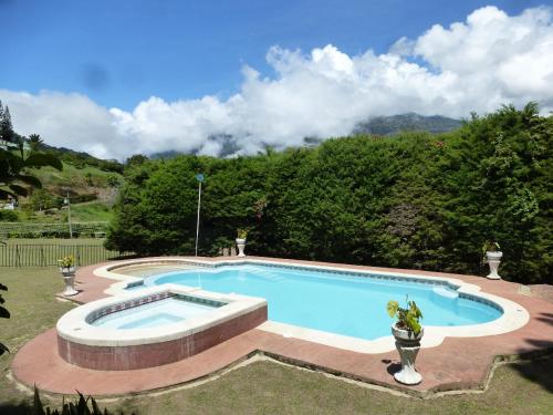 HERMOSA CASA DE CAMPO A POCOS METROS DEL LAGO CALIMA