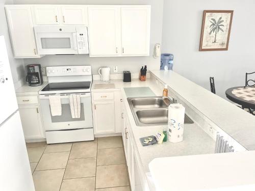 Fabulous 4 Bedrooms Villa 3 Bath with Private Pool 15 Min to Disney - image 13