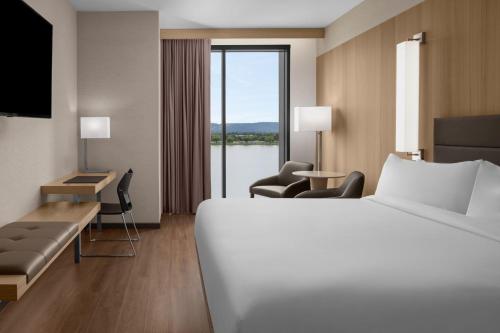 AC Hotel Vancouver Waterfront - image 14