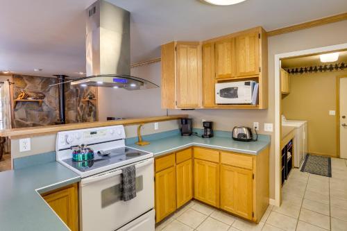 Cozy Cabin in Lead with Hot Tub Near Hiking and Skiing - image 6