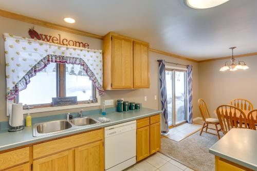 Cozy Cabin in Lead with Hot Tub Near Hiking and Skiing - image 11