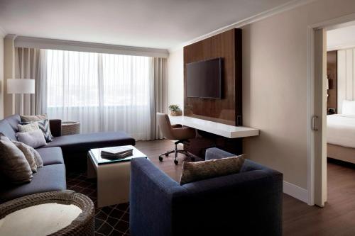 Executive Suite, Suite, 1 King, Sofa bed, High floor