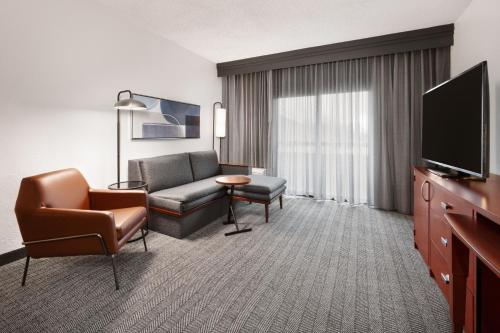 Courtyard by Marriott Memphis Airport - image 14