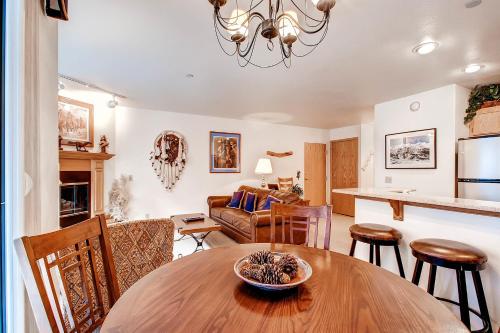 设施服务, 河山小屋  (River Mountain Lodge) in 布雷肯里奇(CO)