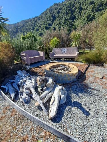 Koru Beachfront Holiday Cabins & Hot Tub in Barrytown