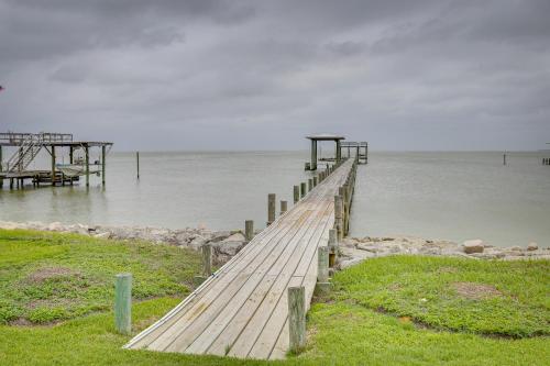 Stunning Galveston Bay Villa Infinity Pool and Dock