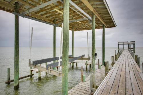 Stunning Galveston Bay Villa Infinity Pool and Dock