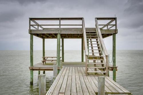 Stunning Galveston Bay Villa Infinity Pool and Dock