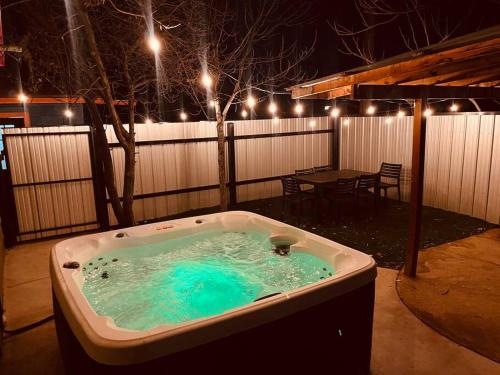 Prickly Pear@Cactus Flower-2Br2Bath/HOT TUB!