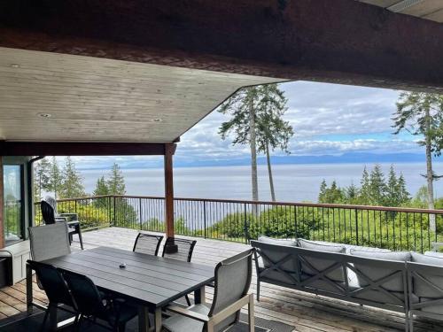 Barooga: Stunning View Home in Halfmoon Bay, Canada