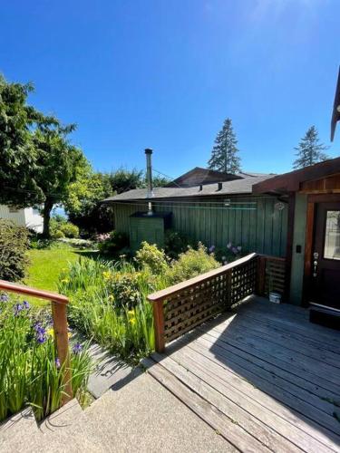 Barooga: Stunning View Home in Halfmoon Bay, Canada