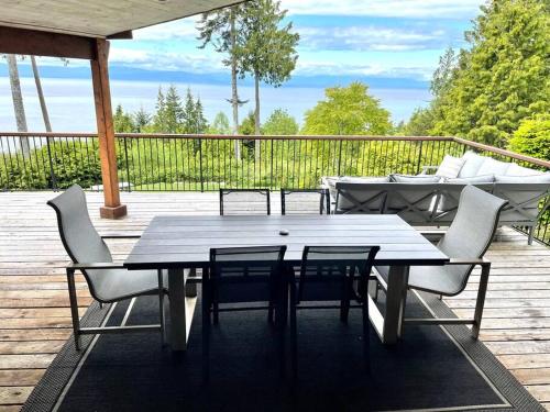 Barooga: Stunning View Home in Halfmoon Bay, Canada